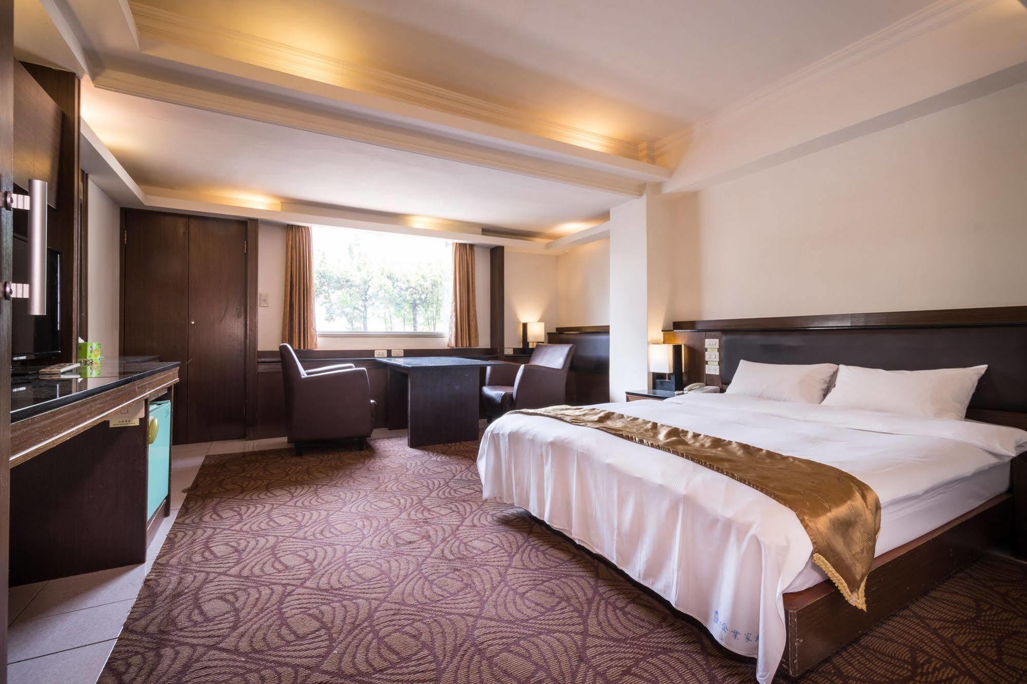 The Enterpriser Hotel Taichung Exteriör bild